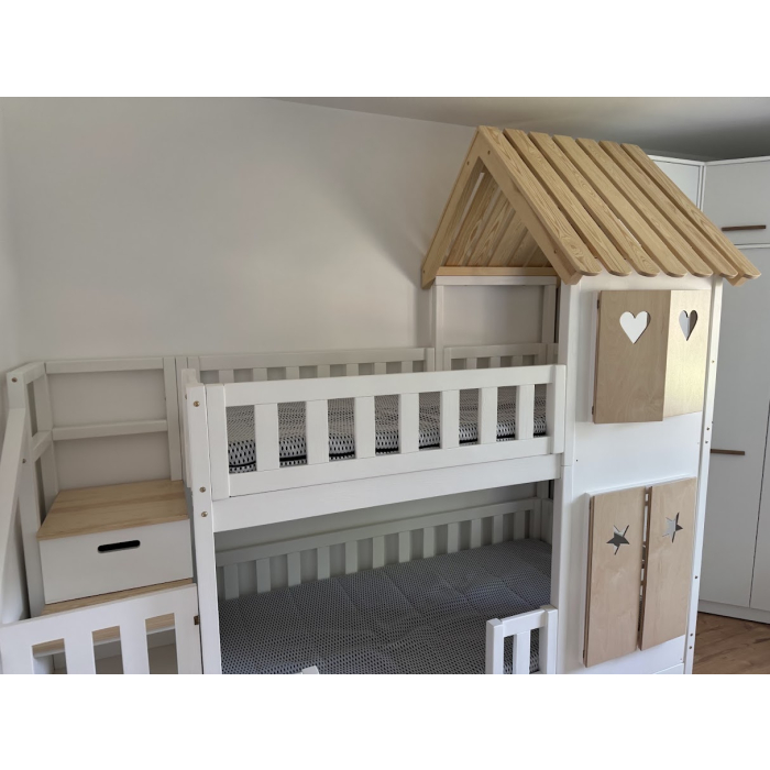 Kinderbett mit Dach und Fensterläden im skandinavischen Design